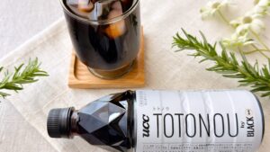 UCC_「UCC TOTONOU(トトノウ) by BLACK無糖 PET500ml」とドリンクが並んでいる様子