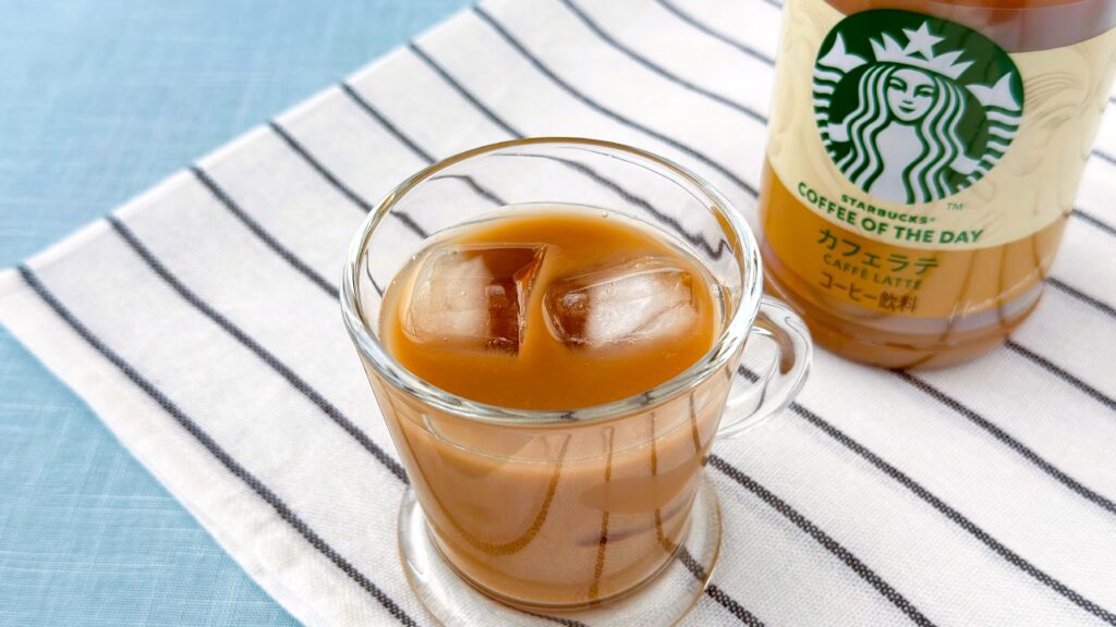 スターバックス_グラスに注いだ「スターバックス® コーヒー オブ ザ デイ カフェラテ」