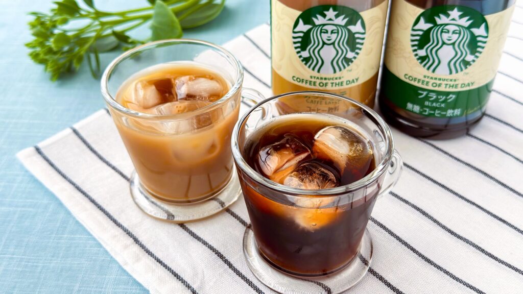 スターバックス_グラスに注いだ「スターバックス® コーヒー オブ ザ デイ ブラックと「スターバックス® コーヒー オブ ザ デイ カフェラテ」