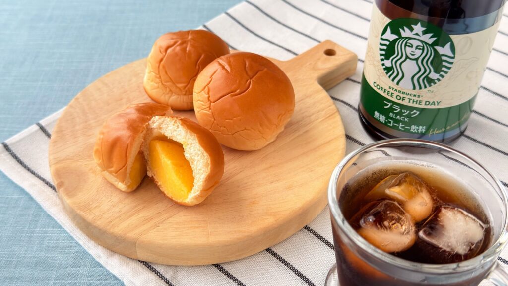 スターバックス_「スターバックス® コーヒー オブ ザ デイ ブラック」とカスタードクリームパンの皿盛り