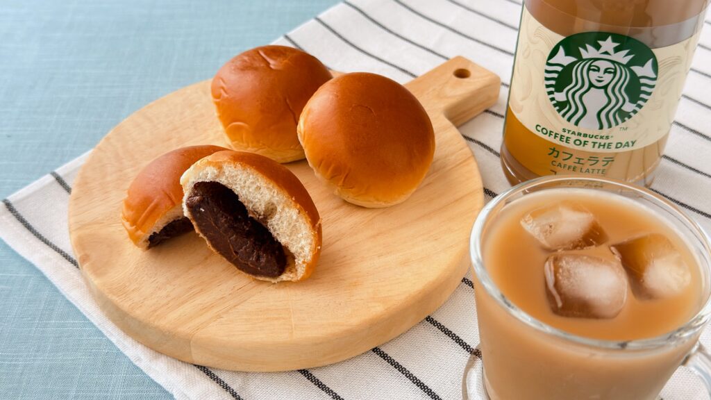 スターバックス_「スターバックス® コーヒー オブ ザ デイ カフェラテ」とチョコレートクリームパンの皿盛り