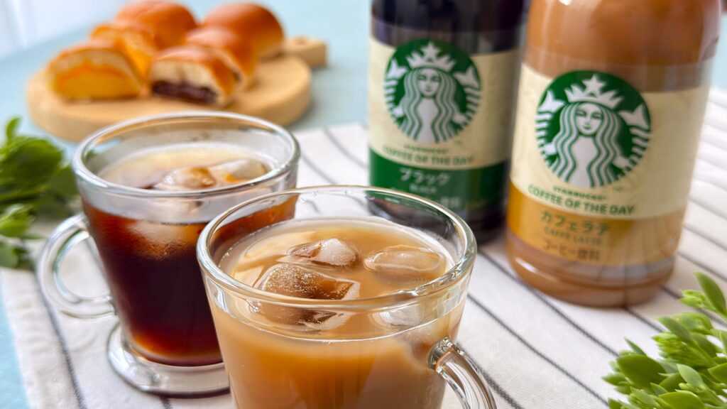 スターバックス_グラスに注いだ「スターバックス® コーヒー オブ ザ デイ ブラックと「スターバックス® コーヒー オブ ザ デイ カフェラテ」、パンの皿盛り