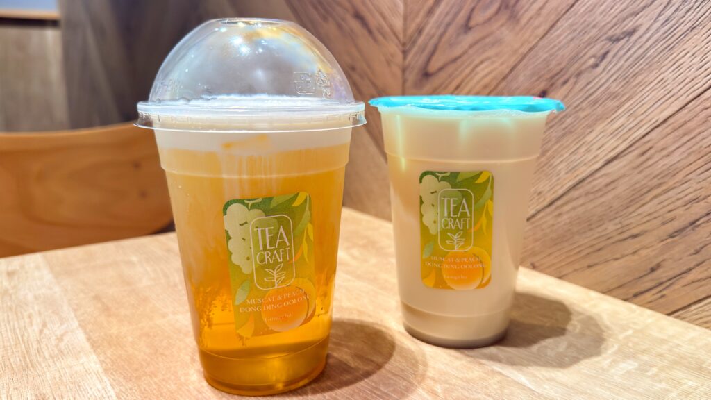 ゴンチャ_テーブルに「マスカット&ピーチ 凍頂烏龍」のミルフォティーとミルクティーが並んでいる様子
