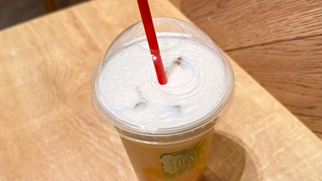 ゴンチャ_ストローをさした「マスカット＆ピーチ 凍頂烏龍 ミルフォティー」