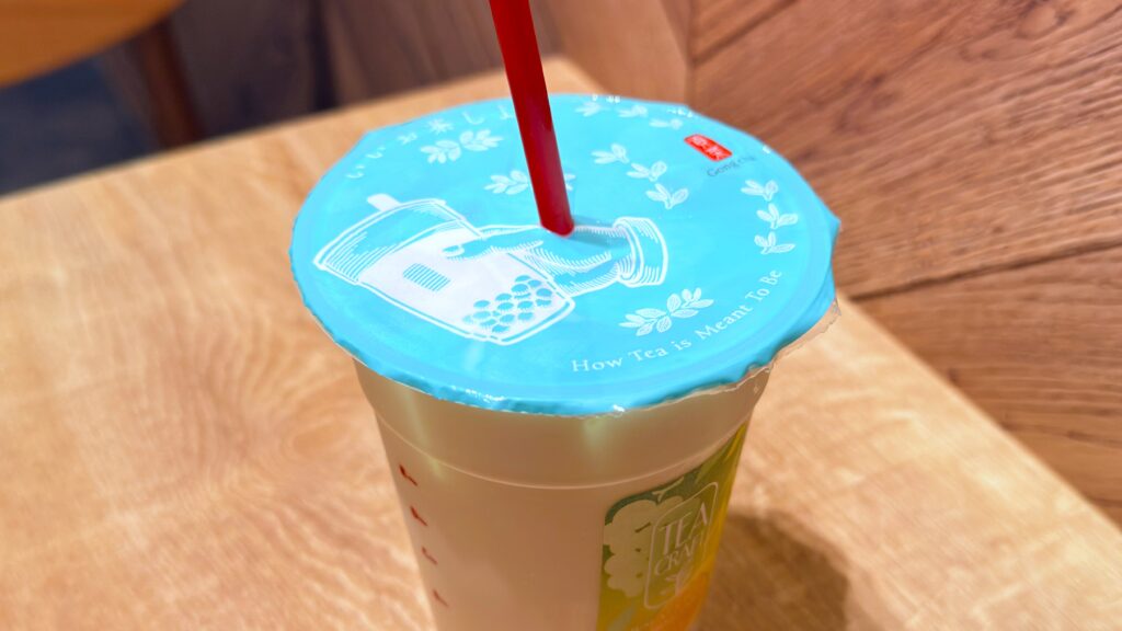 ゴンチャ_ストローをさした「マスカット＆ピーチ 凍頂烏龍 ミルクティー」
