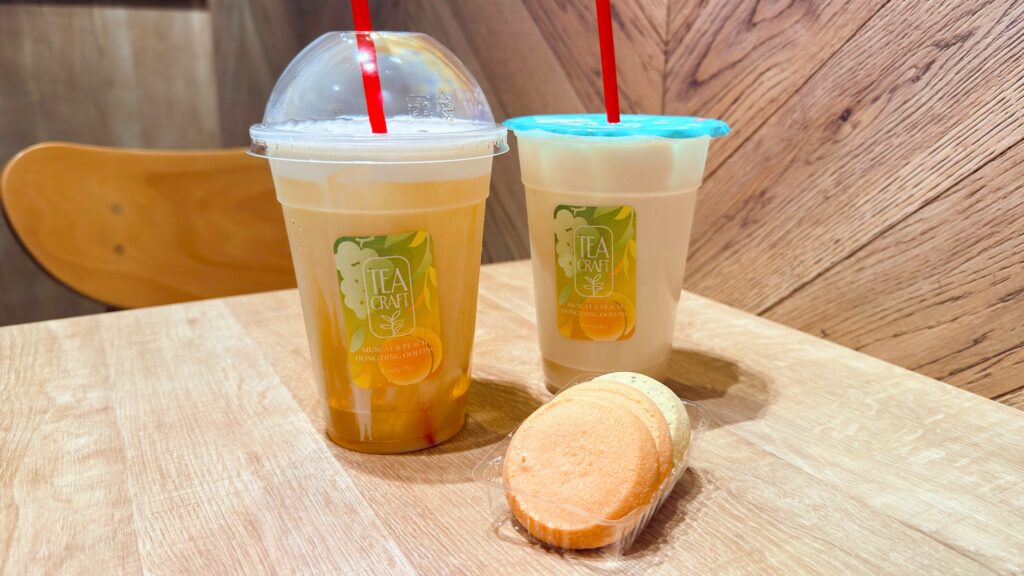 ゴンチャ_ストローをさした「マスカット&ピーチ 凍頂烏龍」のミルフォティーとミルクティーとクッキーを食べている様子