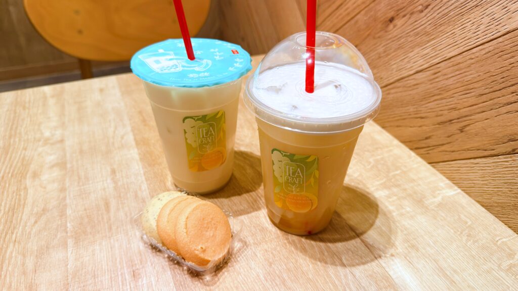 ゴンチャ_テーブルに「マスカット&ピーチ 凍頂烏龍」のミルフォティーとミルクティーとクッキーが並んでいる様子
