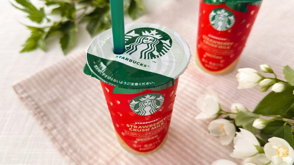スターバックス_ストローをさした「ストロベリークラッシュミルク」とパッケージ