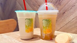 ゴンチャ_ストローをさした「マスカット&ピーチ 凍頂烏龍」のミルフォティーとミルクティー