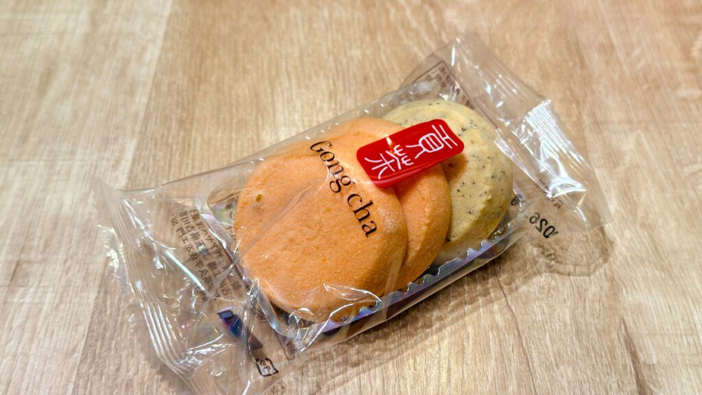 ゴンチャ_テーブルに置いた「クッキー（ピーチ、アールグレイ）」