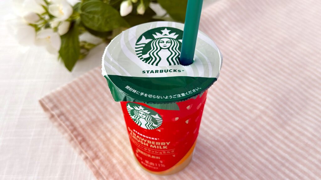 スターバックス_ストローをさした「ストロベリークラッシュミルク」