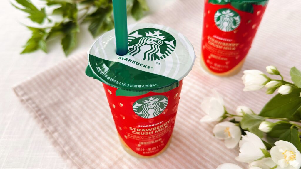 スターバックス_ストローをさした「ストロベリークラッシュミルク」とパッケージ