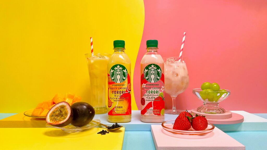 スターバックス_会場でディスプレイされた「スターバックス® FRUITY CHEERS™ TORORI ストロベリーベルガモット」と「スターバックス®FRUITY CHEERS™ TORORI マンゴーパッションフルーツ」