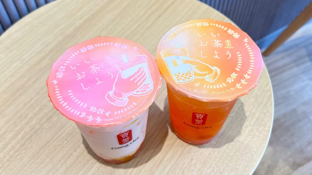 ゴンチャ_「ピーチフルピーチ」のカップが並んでいる様子