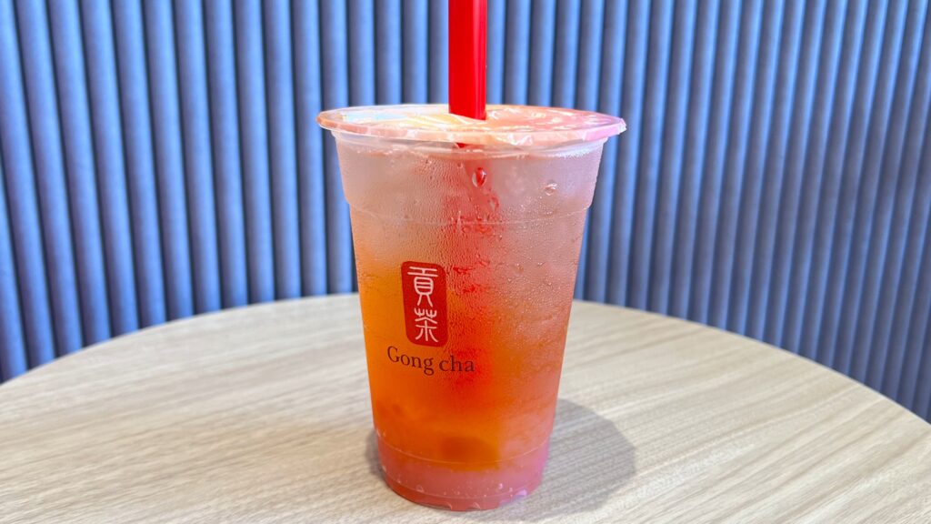 ゴンチャ_ストローをさした「ピーチフルピーチ ティーエード」