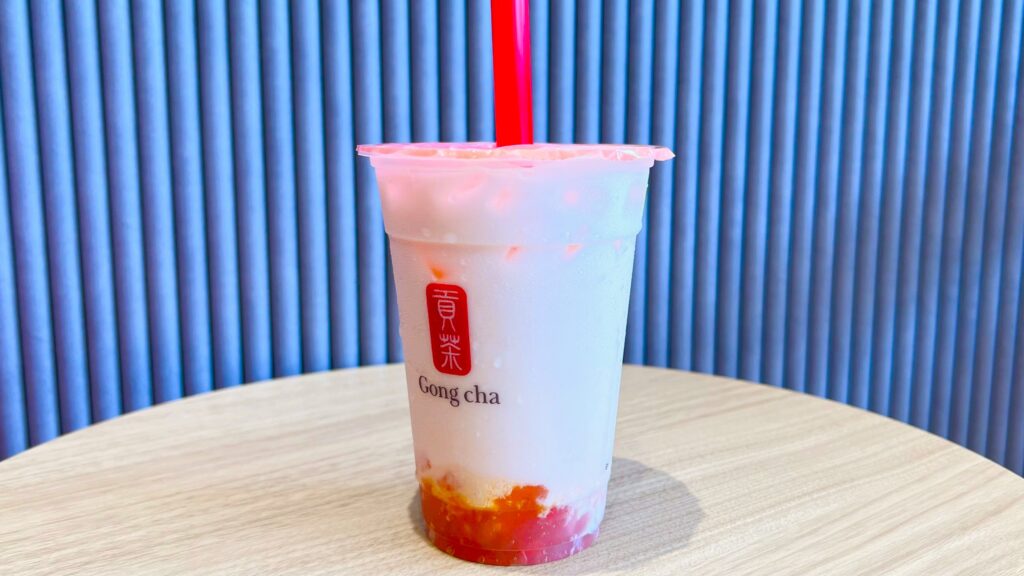 ゴンチャ_ストローをさした「ピーチフルピーチ ミルクティー」