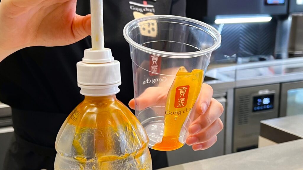 ゴンチャ_カップにダブルピーチソースを入れている様子