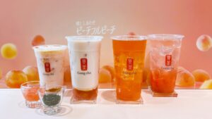 ゴンチャ_展示された「ピーチフルピーチ」の4種がテーブルに並んでいる様子