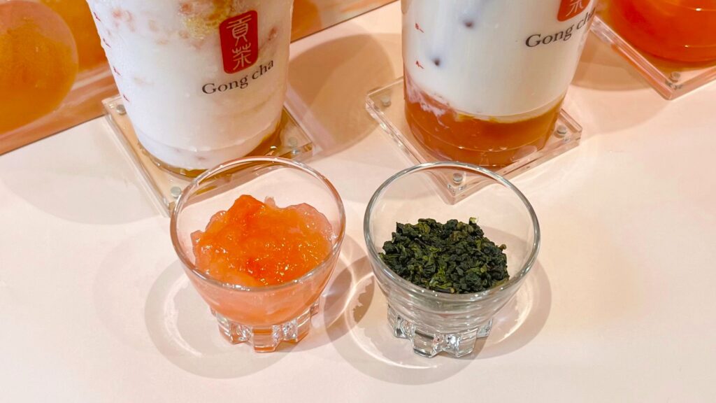 ゴンチャ_「ピーチフルピーチ」で使われている茶葉とピーチゼリーの皿盛り