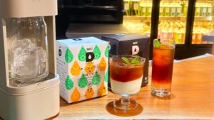 UCC_広いカウンターにUCC DRIP POD・「コーヒートニック（サマーブレンド2026）」・「ヨーグルトコーヒー（ホンジュラス&コロンビア）」などのディスプレイ