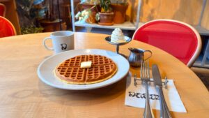 K5_CAFE DANCEのワッフルとコーヒーが並んでいる様子