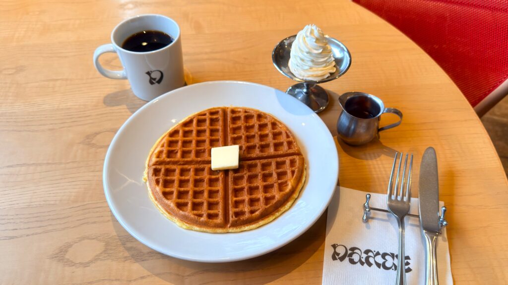 K5_CAFE DANCEのワッフルとコーヒーを上から眺めた様子