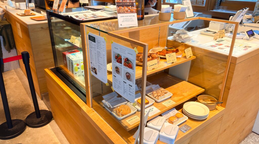 GARDEN HOUSE COFFEE_店内ショーケースの様子
