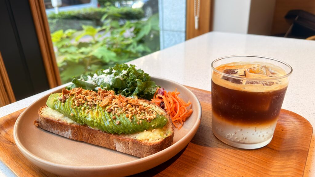 GARDEN HOUSE COFFEE_「アボカドタルティーヌ」と「エスプレッソトニック」が並んでいる様子