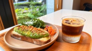 GARDEN HOUSE COFFEE_「アボカドタルティーヌ」と「エスプレッソトニック」が並んでいる様子