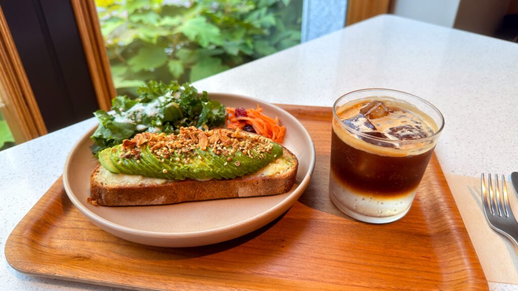 GARDEN HOUSE COFFEE_「アボカドタルティーヌ」と「エスプレッソトニック」がテーブルに置かれている様子