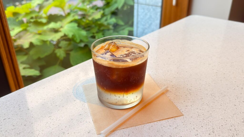GARDEN HOUSE COFFEE_「エスプレッソトニック」が置かれている様子