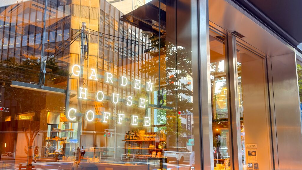 GARDEN HOUSE COFFEE_お店の光っている店名看板