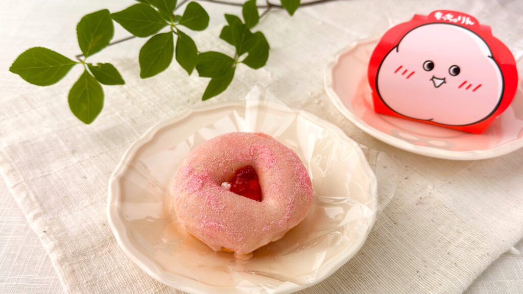 ミスタードーナツ_ケースから取り出した「もっちゅりんいちご」の皿のせ