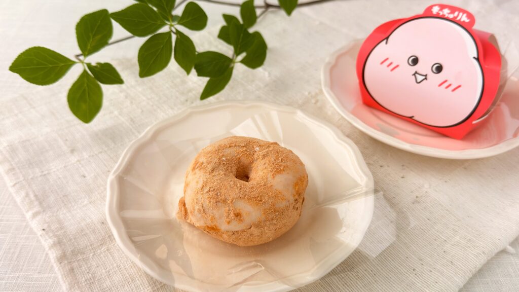 ミスタードーナツ_ケースから取り出した「もっちゅりんきなこ」の皿のせ