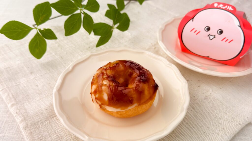 ミスタードーナツ_ケースから取り出した「もっちゅりんみたらし」の皿のせ