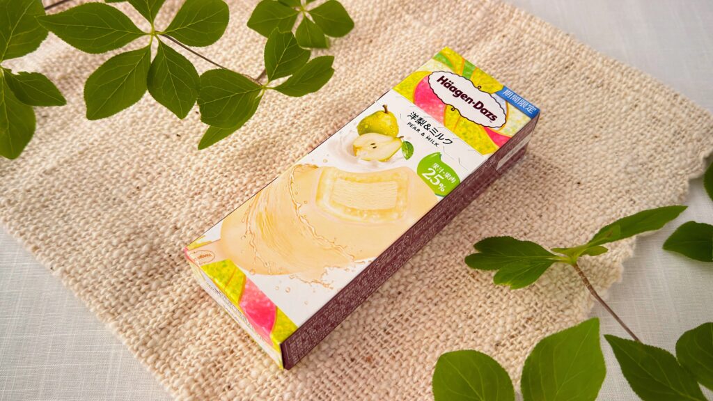 ハーゲンダッツ_バー「洋梨&ミルク」のパッケージと植物が並んでいる様子