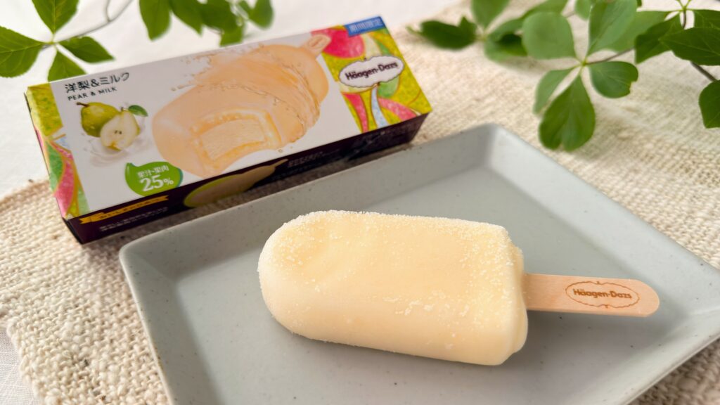 ハーゲンダッツ_お皿に盛り付けられたバー「洋梨&ミルク」とパッケージが並んでいる様子