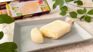 ハーゲンダッツ_バー「洋梨&ミルク」がお皿に盛り付けられてパッケージと並んでいる様子