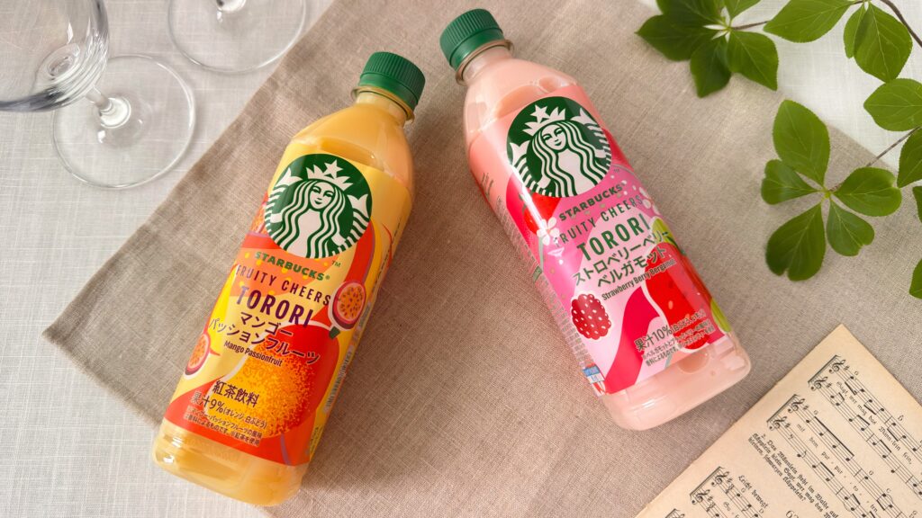 スターバックス_「スターバックス® FRUITY CHEERS™ TORORI ストロベリーベルガモット」と「スターバックス®FRUITY CHEERS™ TORORI マンゴーパッションフルーツ」が並んでいる様子