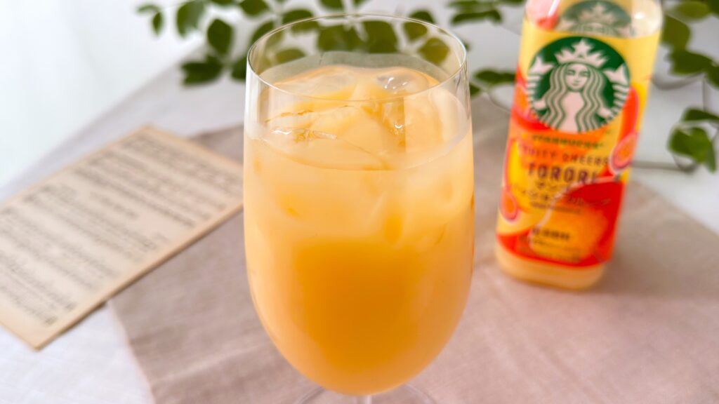 スターバックス_グラスに注いだ「スターバックス®FRUITY CHEERS™ TORORI マンゴーパッションフルーツ」