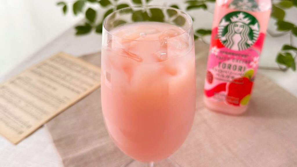 スターバックス_グラスに注いだ「スターバックス® FRUITY CHEERS™ TORORI ストロベリーベルガモット」