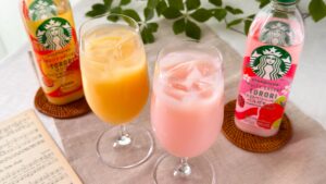 スターバックス_グラスに注いだ「スターバックス® FRUITY CHEERS™ TORORI ストロベリーベルガモット」と「スターバックス®FRUITY CHEERS™ TORORI マンゴーパッションフルーツ」がテーブルの上に並んでいる様子
