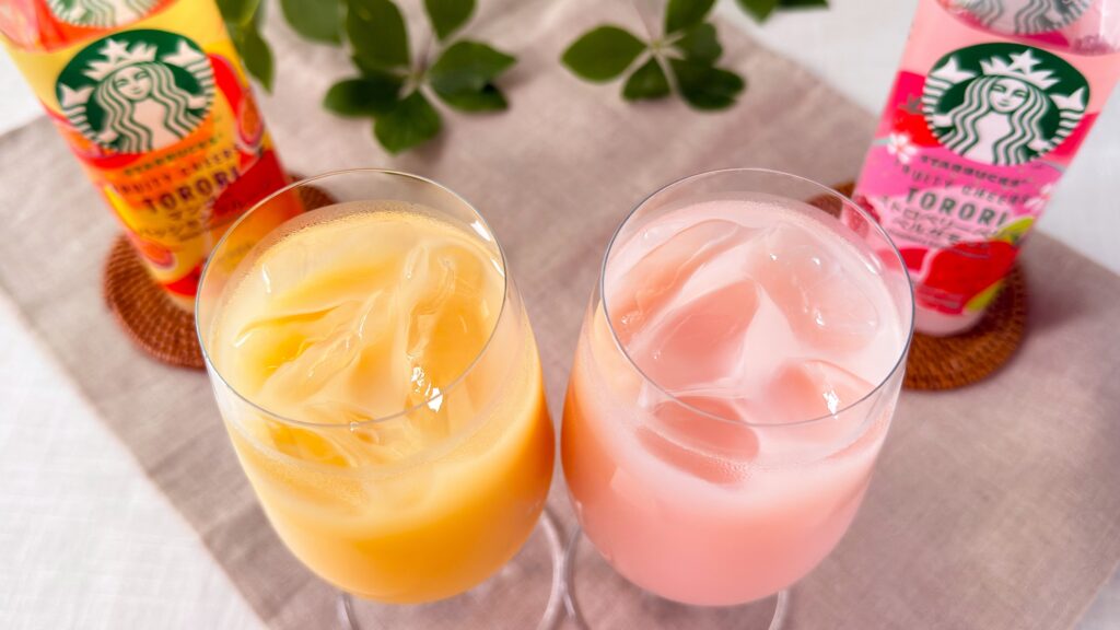 スターバックス_「スターバックス® FRUITY CHEERS™ TORORI ストロベリーベルガモット」と「スターバックス®FRUITY CHEERS™ TORORI マンゴーパッションフルーツ」がはいったグラスとパッケージ