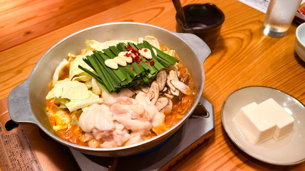 やまや_温める前の「旨辛もつ鍋」と豆腐が置いてある様子