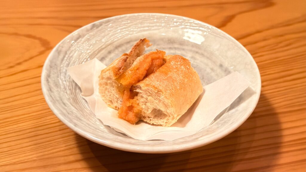 やまや_カットした「明太フランス」の皿のせ
