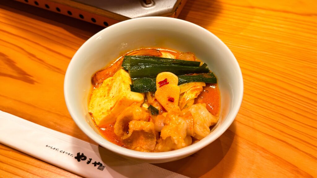 やまや_小皿によそった「旨辛もつ鍋」
