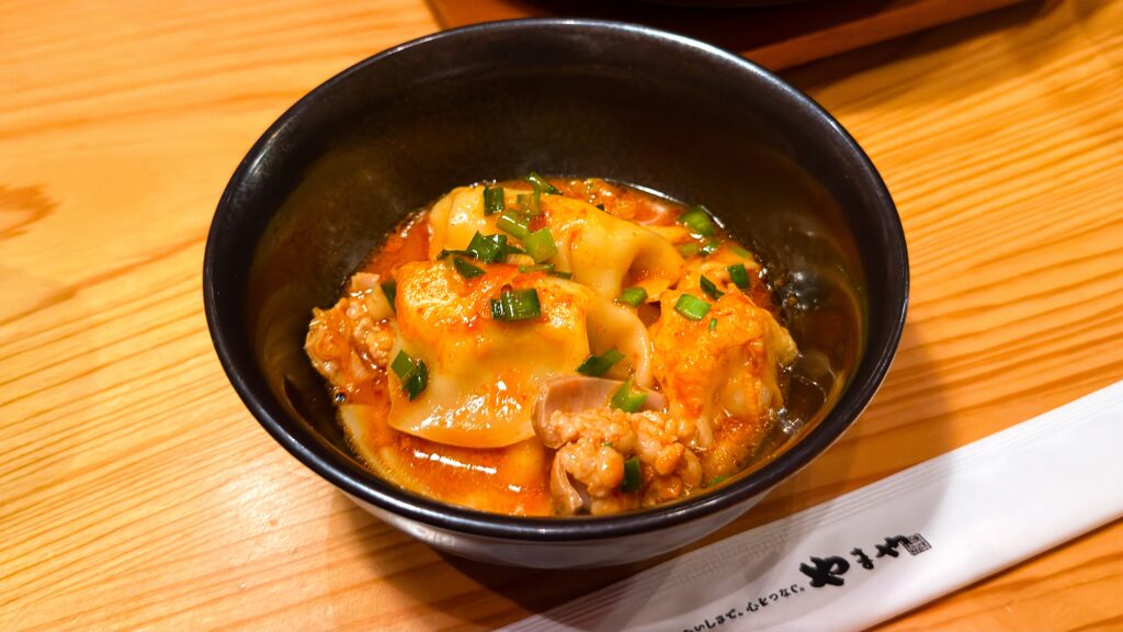 やまや_小皿によそった「博多RED 麻辣もつ炊き餃子」