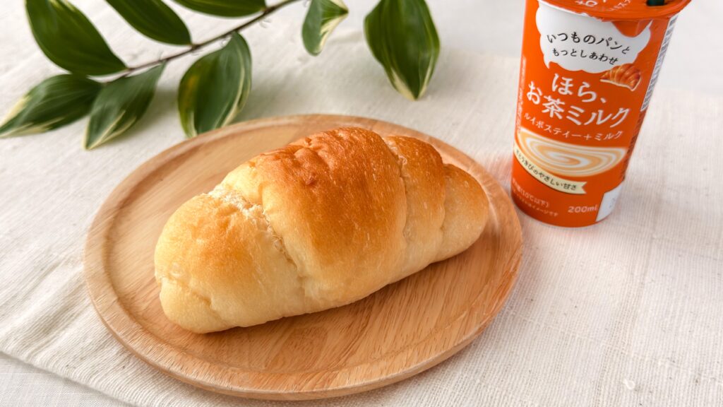 カネカ_「ほら、お茶ミルク ルイボスティー＋ミルク」と塩パンが並んでいる様子
