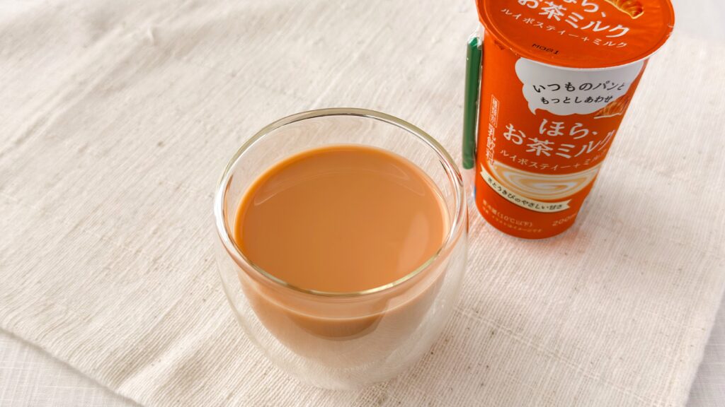 カネカ_グラスに注いだ「ほら、お茶ミルク ルイボスティー＋ミルク」
