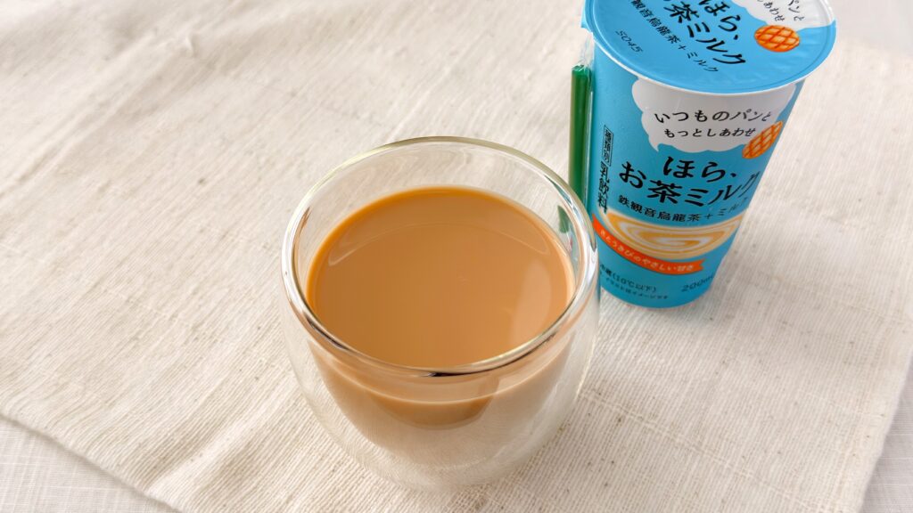 カネカ_グラスに注いだ「ほら、お茶ミルク 鉄観音烏龍茶＋ミルク」